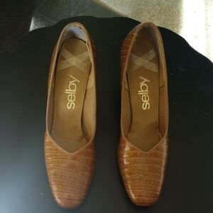 Selby, Size 7.5, Leather Heels with Gold Trim